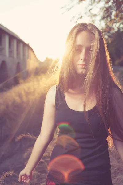 Goldener Sonnenuntergang und blonde Frauen — Stockfoto