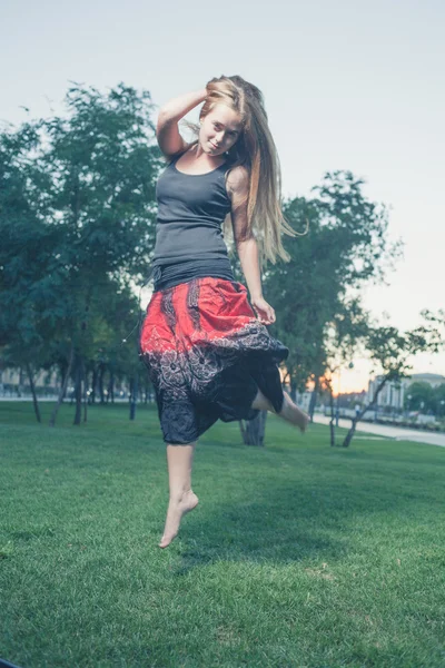 Menina pulando como pássaro voador — Fotografia de Stock