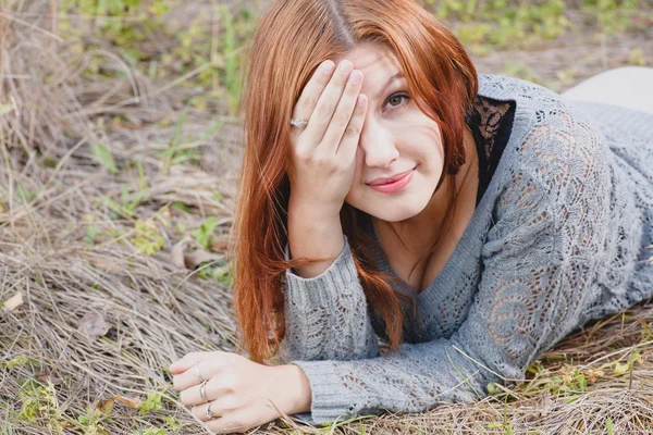 Red haired vrouwen liggen op herfst gras — Stockfoto