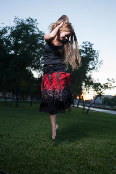 Salto mulher — Fotografia de Stock