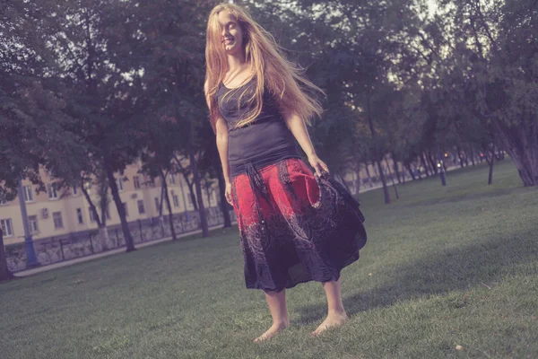 공원에서 아름 다운 여자의 초상화입니다. 가 — 스톡 사진