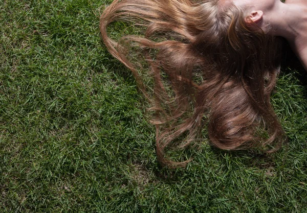 女性は草で寛ぎます — ストック写真