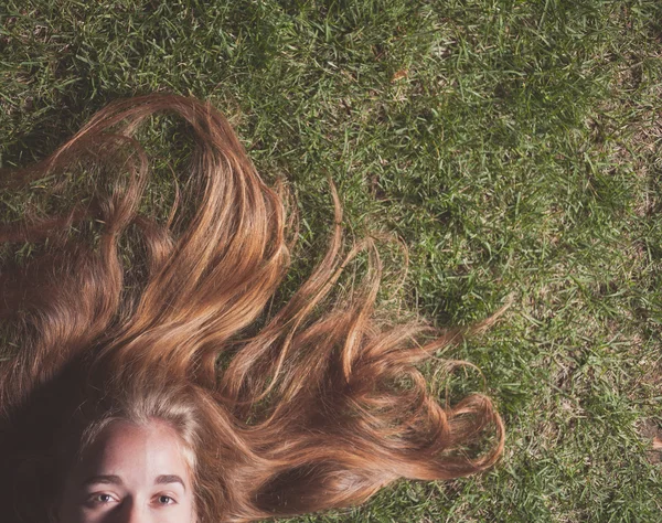 Žena relaxuje na trávě — Stock fotografie