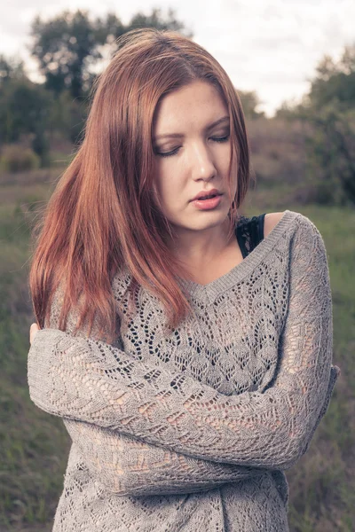 Pelirroja se puso suéter gris al aire libre en otoño — Foto de Stock