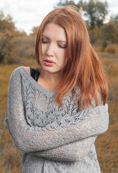 Vörös hajú viselt szürke pulóver szabadban ősszel — Stock Fotó