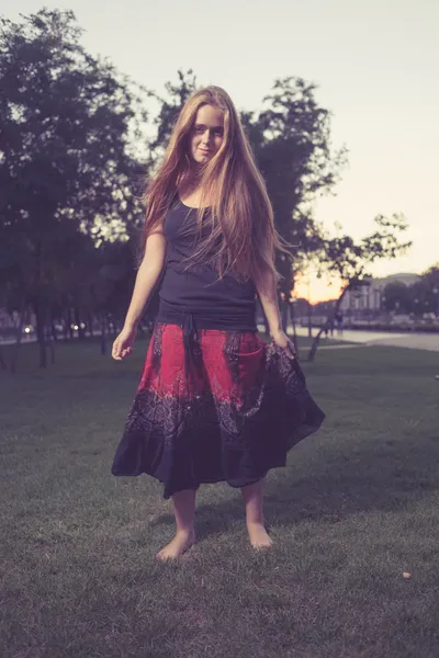 Retrato de uma menina bonita no parque. Outono — Fotografia de Stock