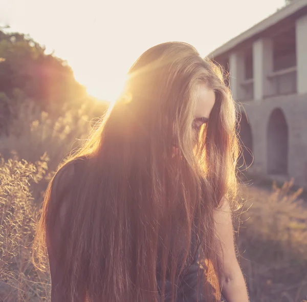 Blonde bij zonsondergang herfst — Stockfoto