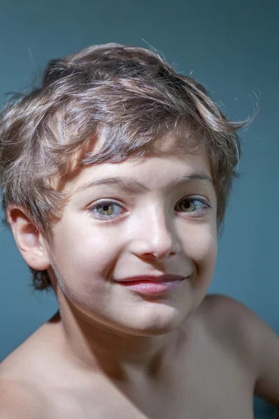 Улыбка - мальчик делает лица — стоковое фото