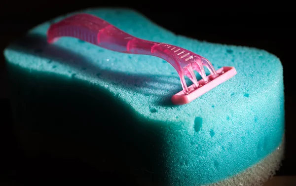 Razor on sponge — Stock Photo, Image