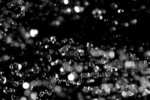 Gotas de água após a chuva em uma janela escura — Fotografia de Stock