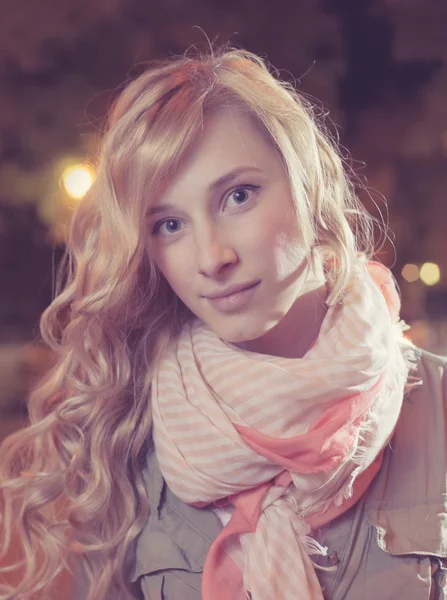 Retrato de uma jovem mulher de negócios na cidade noturna. Close-up, DOF rasa. — Fotografia de Stock