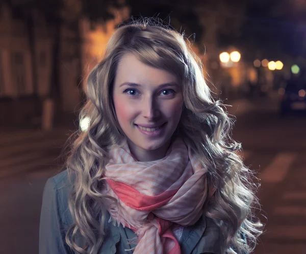 Rubia al aire libre en otoño noche — Foto de Stock