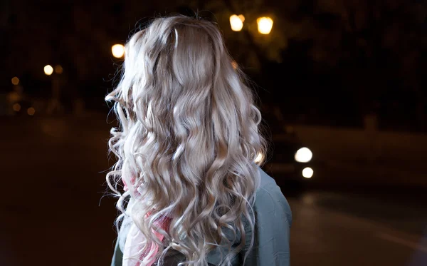 Jeune fille blonde, vagues des cheveux, vue de derrière, sans visage — Photo