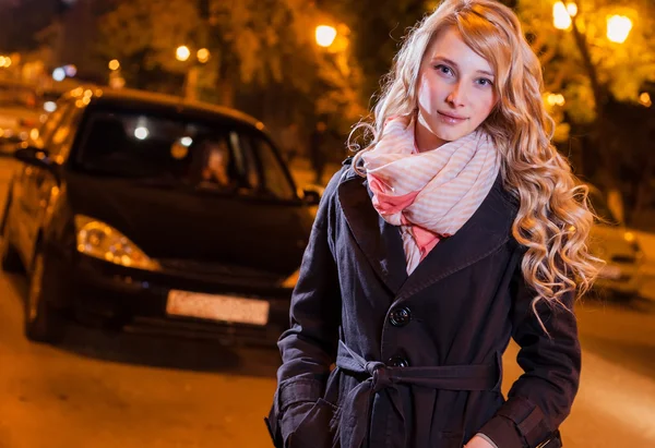 Jong blond vrouw lopen op de straat — Stockfoto