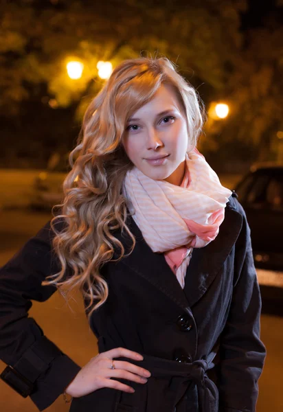 Portrait of a young female businesswoman in night city. Close-up, shallow DOF. — Stock Photo, Image