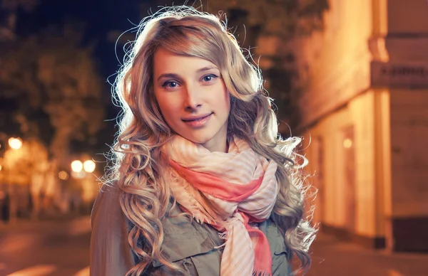 Retrato de una joven mujer de negocios en la ciudad nocturna. Primer plano, DOF poco profundo. — Foto de Stock