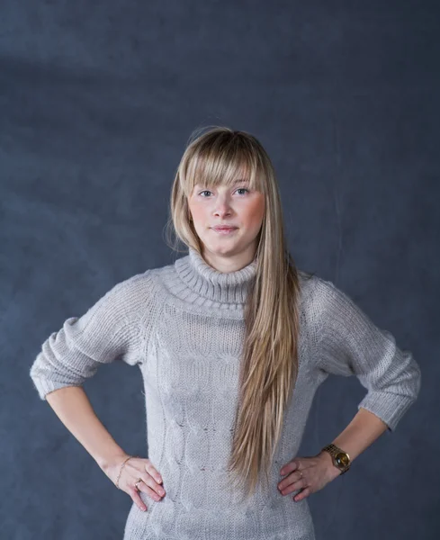 Retrato de jovem mulher elegante em jumper em um fundo escuro — Fotografia de Stock