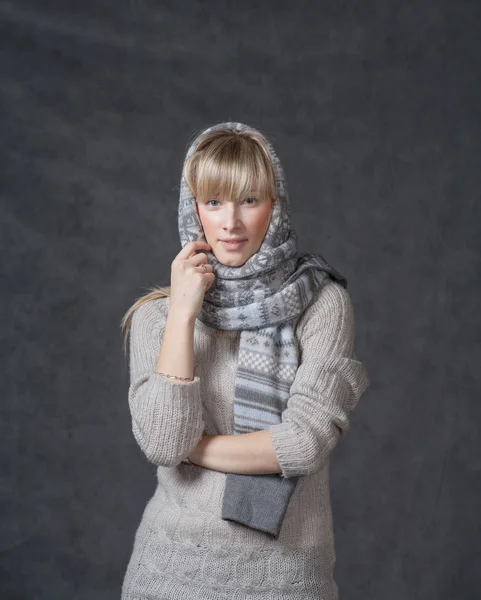 Portrét ženy na tmavém pozadí nosí vlněné Doplňky — Stock fotografie