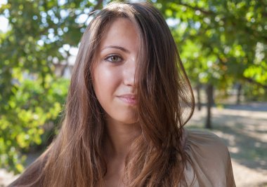 genç güzel kız açık havada yüzü tatlı