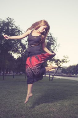 kız gibi uçan kuş atlama