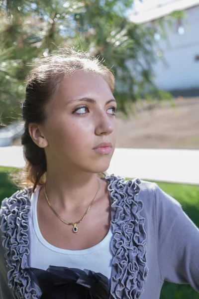 Gelukkig vrij brunette vrouw dragen van jeans buiten — Stockfoto