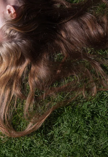 Mulher relaxa na grama — Fotografia de Stock