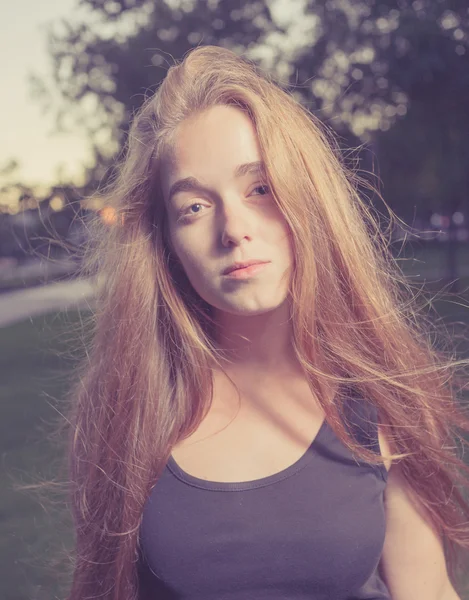 Ritratto di una bella giovane donna nel parco cittadino . — Foto Stock