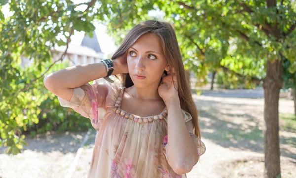 A bela jovem mulher com cabelos longos no vestido ao ar livre — Fotografia de Stock