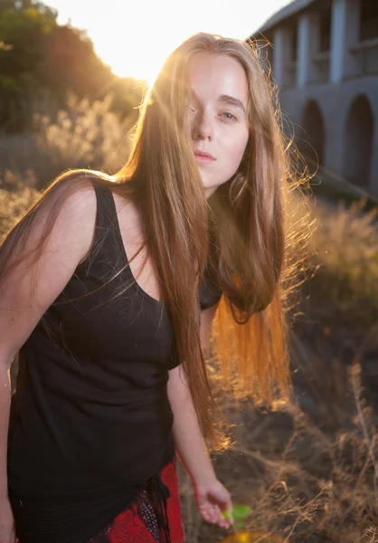 Blond ženy při západu slunce podsvícení — Stock fotografie