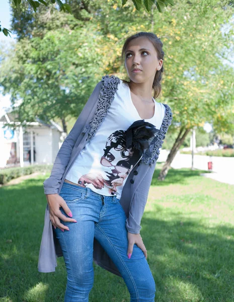 Portrait of the young beautiful smiling woman outdoors — Stock Photo, Image