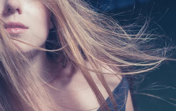 O cabelo voa pelo vento — Fotografia de Stock