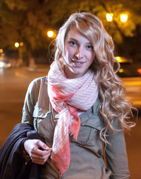 Portret van een jonge zakenvrouw in nacht stad. — Stockfoto