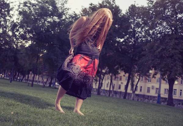 Portrait of a beautiful girl in the park. Autumn — Stock Photo, Image