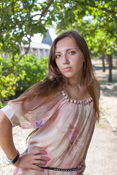 Femme heureuse dans un parc — Photo