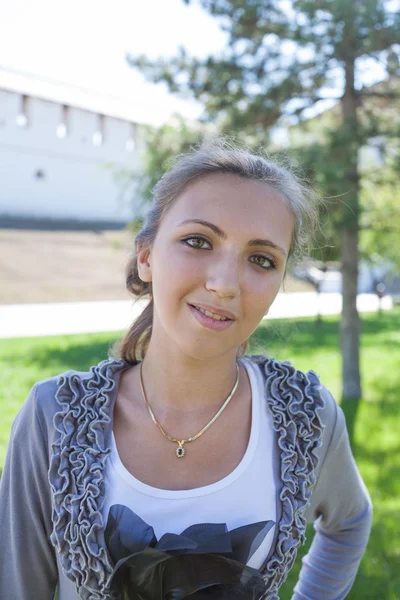 Gelukkig vrij brunette vrouw dragen van jeans buiten — Stockfoto