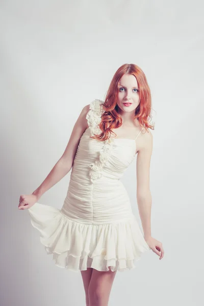 白いドレスを着た若い壮大な女性のファッションの写真。スタジオ撮影 — ストック写真