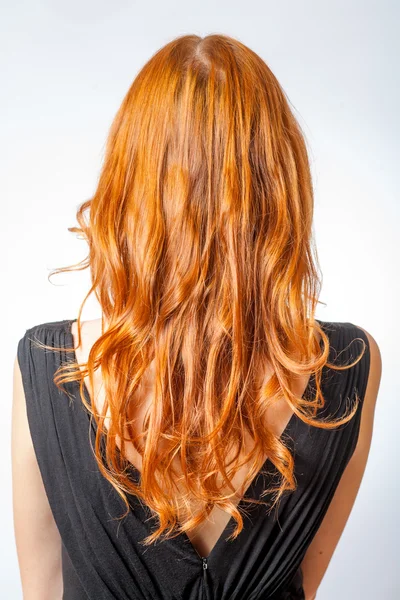 Visão traseira do cabelo longo encaracolado vermelho Mulher bonita — Fotografia de Stock