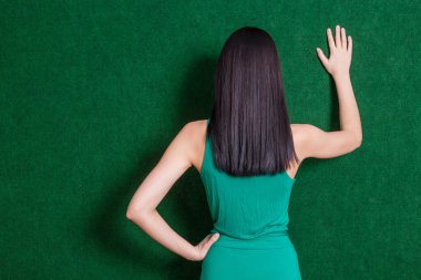 Brunete Bayan yeşil arka duvarından karşı