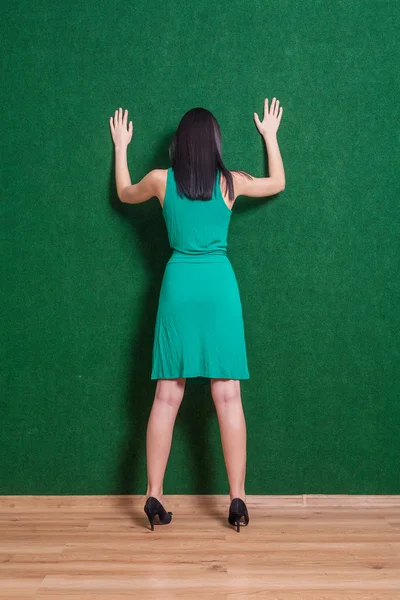 Imagem traseira da senhora vestido verde desgastado — Fotografia de Stock