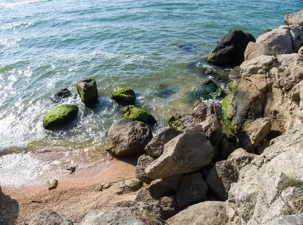 Meeresküste mit Felsen — Stockfoto