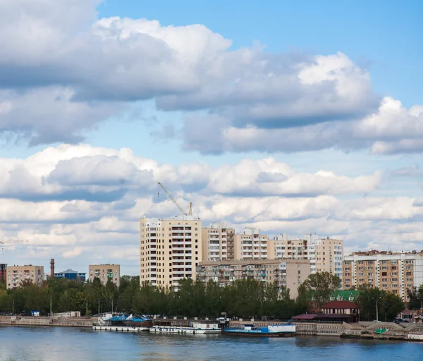 Rzeka, miasto, niebo, chmury — Zdjęcie stockowe