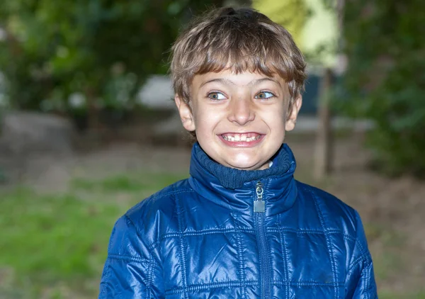 Pojken går i höstens tid — Stockfoto