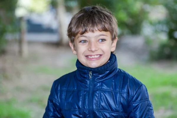 Niño caminando en otoño —  Fotos de Stock