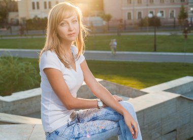 sarışın parapet parkta oturmuş güneşe karşı