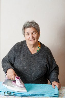 üst düzey kadın demir giyim