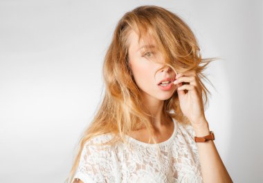 kız yüzünü el ile dokunmak