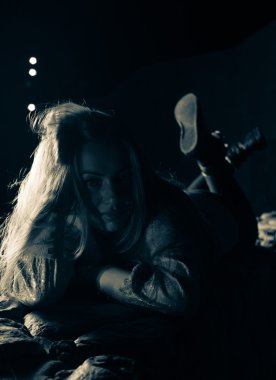 genç kız açık havada poz geceleri