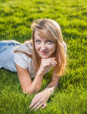 çim döşeme kadın, 20'li