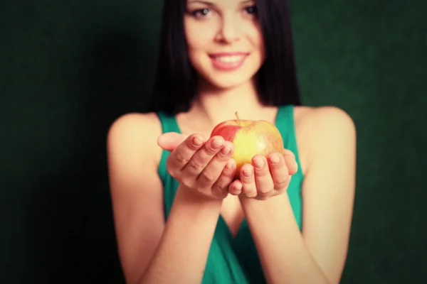 Weibchen mit Apfel — Stockfoto