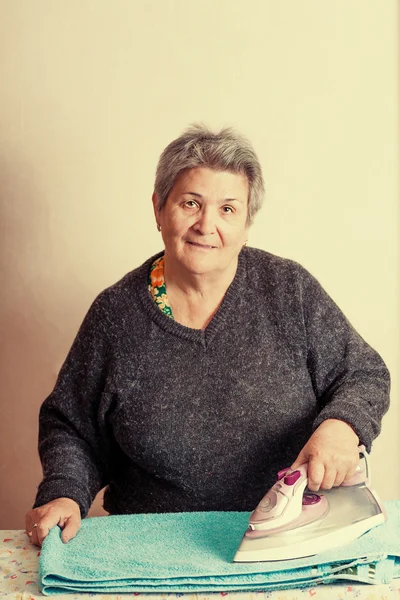 Seniorinnen bügeln Kleidung — Stockfoto